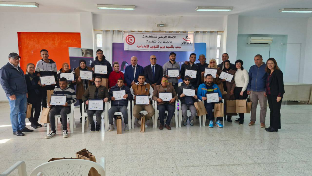 صورة لرئيس الاتحاد الوطني للمكفوفين بالجمهورية التونسية ووزير الشؤون الاجتماعية مع المتكونين