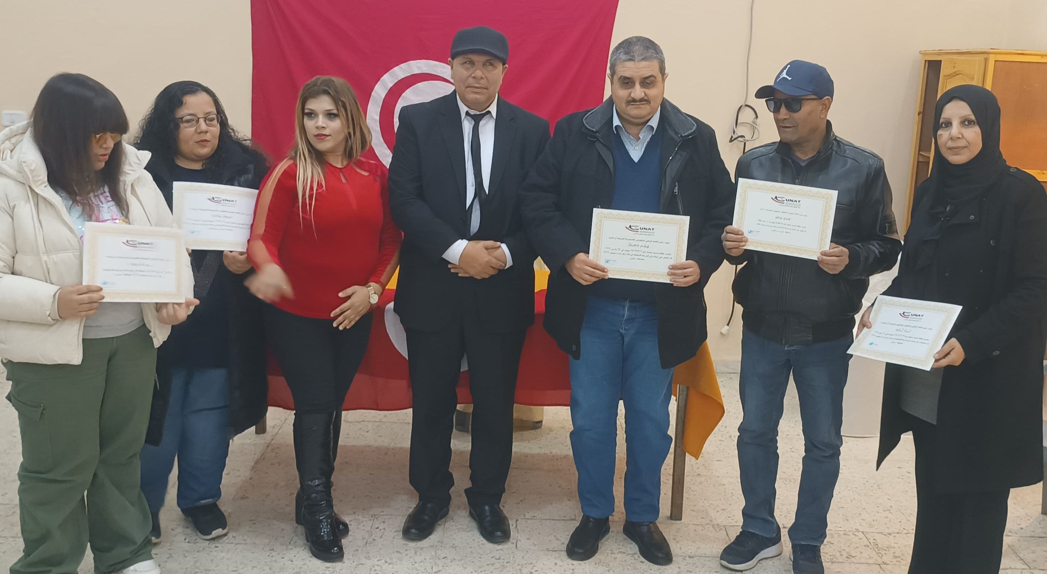 صورة لرئيس الاتحاد الوطني للمكفوفين بالجمهورية التونسية وهو يسلم شهادات الدورة التكوينية