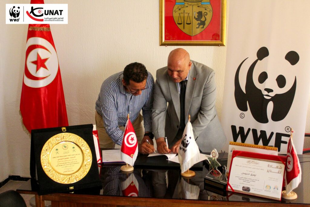 صورة لرئيس الاتحاد الوطني للمكفوفين السيد توفيق الدبوسي و ممثل الصندوق العالمي للطبيعة أثناء توقيع اتفاقية الشراكة بين الطرفين.